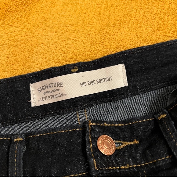 Levi’s mid rise boot cut - Picture 3 of 8